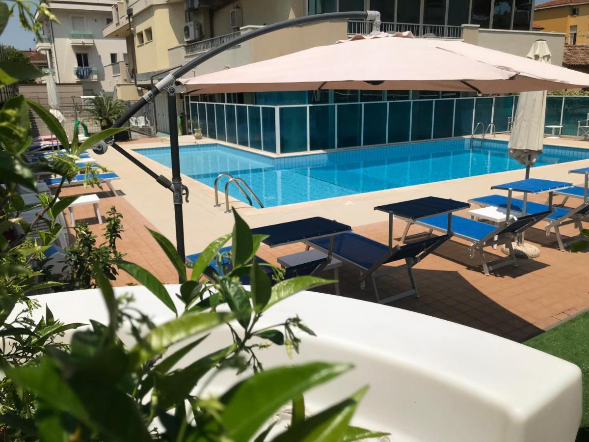 Hotel Apogeo - Breakfast Experience ريميني المظهر الخارجي الصورة